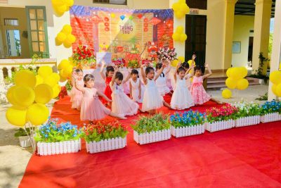 Vui tết trung thu các bé trường Mầm non Thanh Lạc