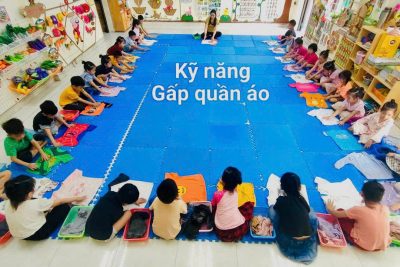Hoạt động Kỹ năng sống: Hướng dẫn trẻ cách gấp quần áo
